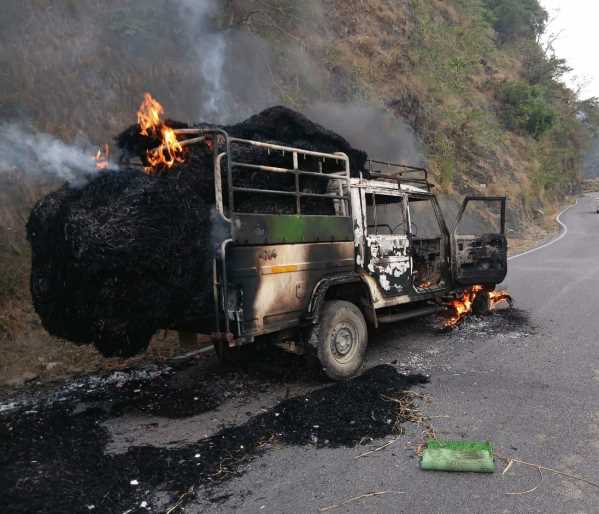 पराली भरे पिकअप में लगी आग,  मचा हड़कंप और फिर ?