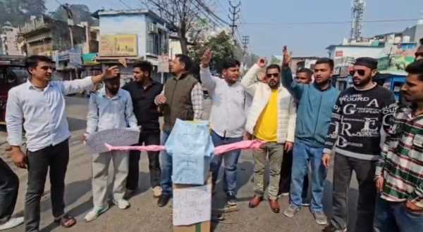 रामनगर में युवा कांग्रेस कार्यकर्ताओ का हल्ला-बोल प्रदर्शन, भाजपा विधायक का किया पुतला दहन !